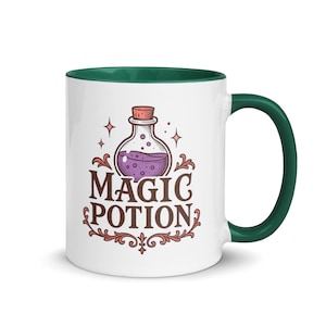 Pode incluir: Caneca de cerâmica branca com alça e interior verdes. A caneca apresenta um gráfico de uma garrafa de poção com líquido roxo e as palavras "MAGIC POTION" em letras marrons. Elementos decorativos circundam o texto.