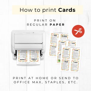 Peut inclure: Une imprimante blanche aliment&eacute;e avec une feuille de cartes imprim&eacute;es, accompagn&eacute;e de deux autres feuilles. Le texte indique : How to print Cards, PRINT ON REGULAR PAPER, et PRINT AT HOME OR SEND TO OFFICE MAX, STAPLES, ETC. Un cercle rouge avec des ciseaux blancs.