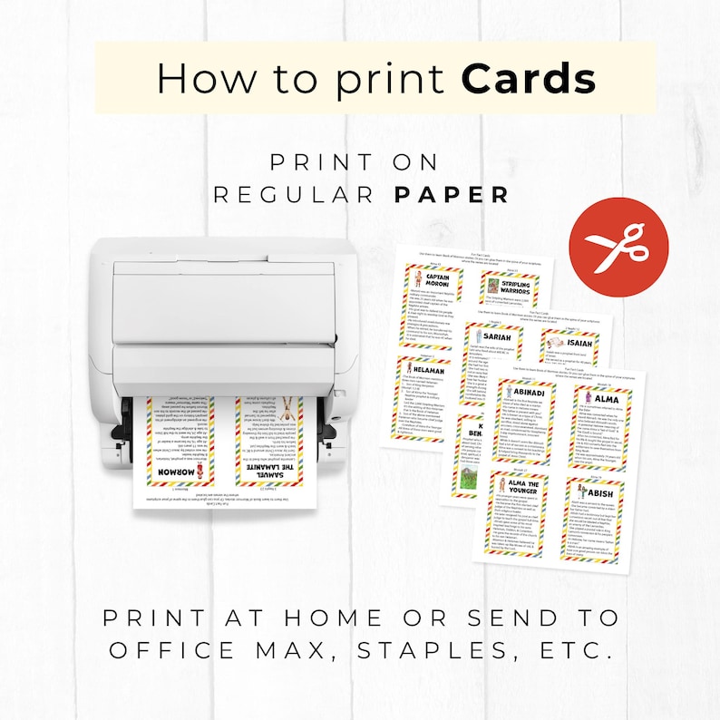 Peut inclure: Une imprimante blanche aliment&eacute;e avec une feuille de cartes imprim&eacute;es, accompagn&eacute;e de deux autres feuilles. Le texte indique : How to print Cards, PRINT ON REGULAR PAPER, et PRINT AT HOME OR SEND TO OFFICE MAX, STAPLES, ETC. Un cercle rouge avec des ciseaux blancs.