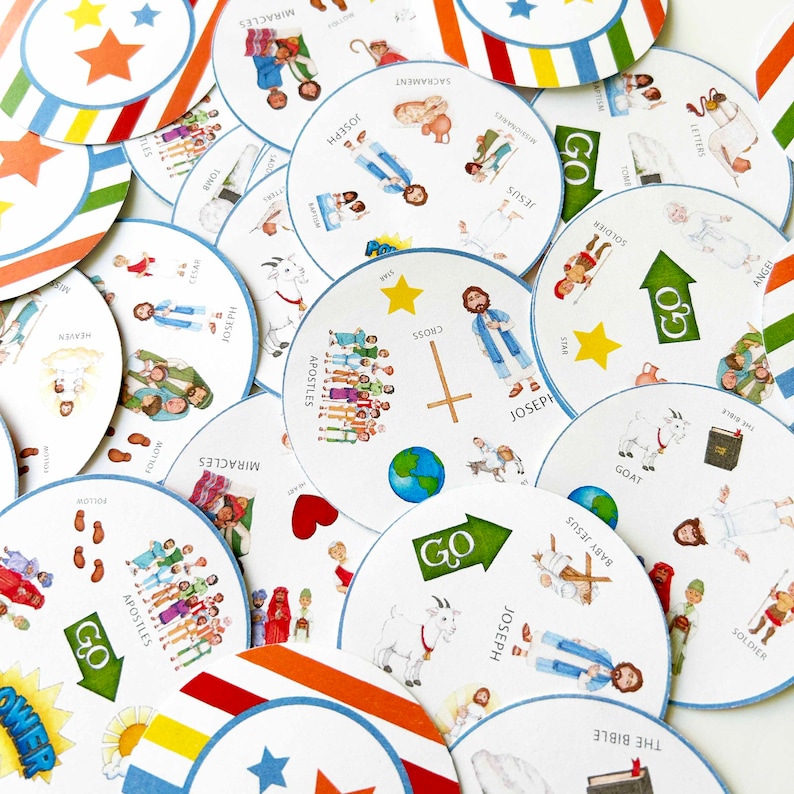 Puede incluir: Una colecci&oacute;n de tarjetas de juego circulares con ilustraciones coloridas de figuras b&iacute;blicas, animales y s&iacute;mbolos. Cada tarjeta muestra varios iconos como una cruz, una cabra, un globo terr&aacute;queo y flechas verdes con la etiqueta GO, junto a textos como Jos&eacute;, Ap&oacute;stoles y Milagros.