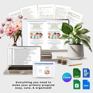 Op de afbeelding: Een digitale productpresentatie met een laptop, een desktopmonitor en een tablet, die allemaal programma-sjablonen weergeven. De afbeelding bevat een potplant, kaarsen en een pen. De tekst luidt: "Alles wat je nodig hebt om je primaire programma gemakkelijk, schattig en georganiseerd te maken!"