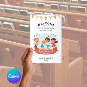 Op de afbeelding: Een wit programma met de tekst "WELCOME TO OUR 2025 PRIMARY PROGRAM" en "DOCTRINE & COVENANTS". Het programma bevat illustraties van dansende kinderen en muzieknoten. De achtergrond is een wazige afbeelding van houten kerkbanken.