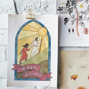K&ouml;nnte beinhalten: Aquarelldruck mit einer religi&ouml;sen Szene. Das Kunstwerk zeigt eine Figur in wei&szlig;en Gew&auml;ndern mit Heiligenschein, die einen Stab h&auml;lt und eine andere Figur einen H&uuml;gel hinauff&uuml;hrt. Die Worte "WALK WITH ME" stehen auf einem Banner. Der Druck wird von einer goldenen Klammer gehalten.