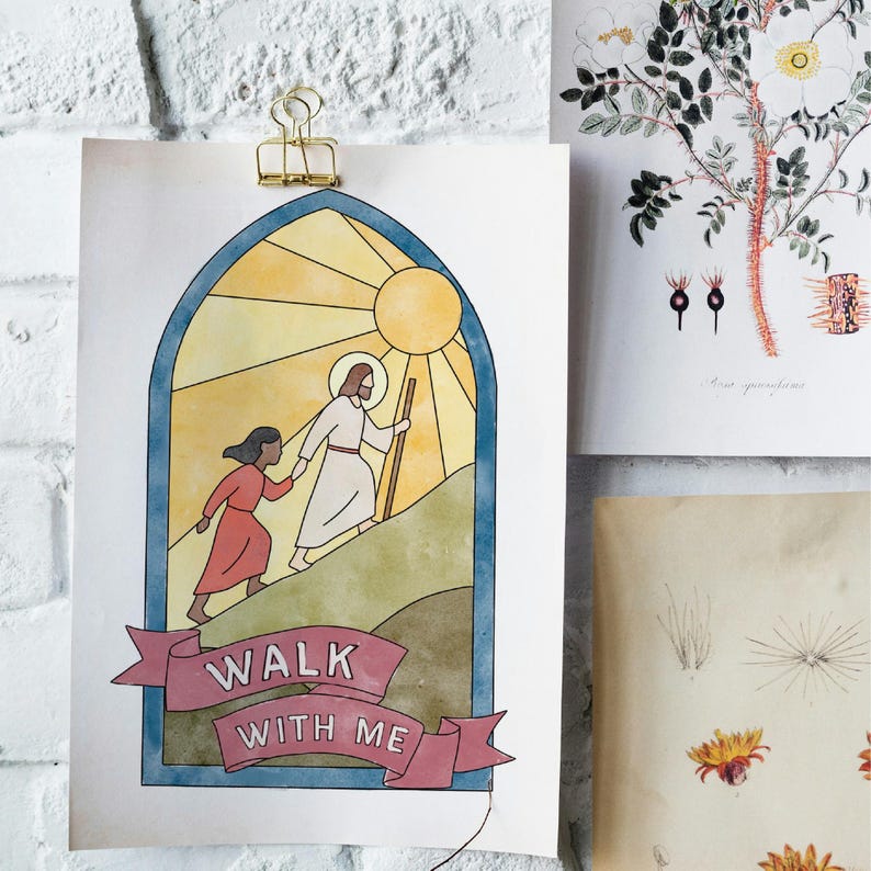 K&ouml;nnte beinhalten: Aquarelldruck mit einer religi&ouml;sen Szene. Das Kunstwerk zeigt eine Figur in wei&szlig;en Gew&auml;ndern mit Heiligenschein, die einen Stab h&auml;lt und eine andere Figur einen H&uuml;gel hinauff&uuml;hrt. Die Worte "WALK WITH ME" stehen auf einem Banner. Der Druck wird von einer goldenen Klammer gehalten.