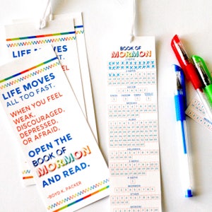 Könnte beinhalten: Ein farbenfrohes Lesezeichen mit dem Text "Life Moves All Too Fast. When you feel weak, discouraged, depressed, or afraid, open the Book of Mormon and read." - Boyd K. Packer. Das Lesezeichen enthält auch eine Tabelle des Buches Mormon mit den Namen jedes Buches und der Anzahl der Kapitel in jedem Buch.