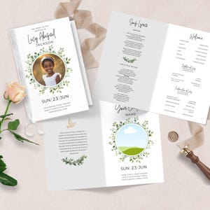 Peut inclure: Invitation de baptême avec une photo d'une jeune fille, entourée d'une couronne florale verte. L'invitation comprend le texte "Bienvenue au baptême de Lucy Abigail Jackson" et la date "Sun 23 Jun".