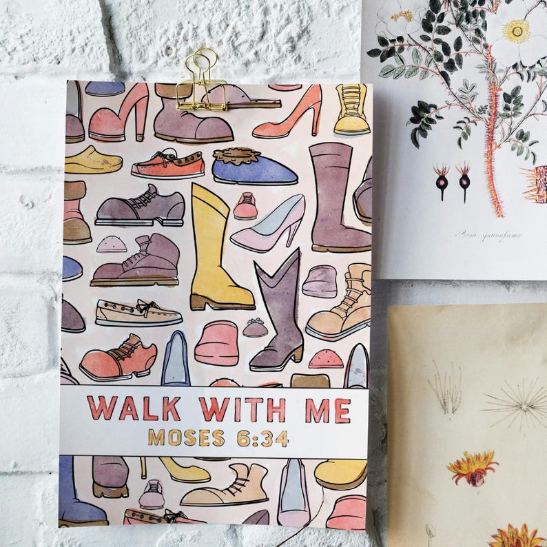 K&ouml;nnte beinhalten: Ein Druck mit bunten Schuhillustrationen, darunter Stiefel, Abs&auml;tze und Turnschuhe, vor einem hellrosa Hintergrund. Der Text "WALK WITH ME MOSES 6:34" ist unten zu sehen. Der Druck wird von einer goldenen Klammer gehalten.