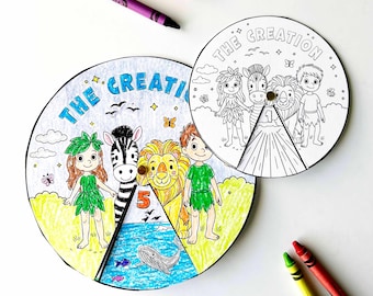 Può includere: Due creazioni circolari in carta intitolate THE CREATION, una colorata e una in bianco e nero. La ruota colorata mostra una ragazza, una zebra, un leone, un ragazzo e uno spicchio con una balena nell'oceano e il numero 5. Quattro pastelli vicini.