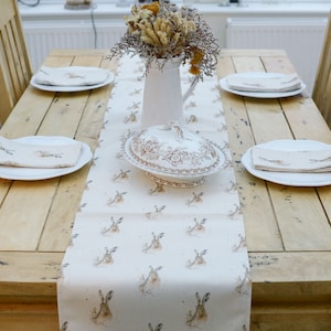 Tovaglia da tavola con lepre di nocciolo