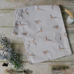 Può includere: Un cartello in legno rustico con la scritta "Welcome to our home" in stile scritto a mano. Il cartello presenta una finitura invecchiata e un design semplice e invitante, perfetto per un portico o un ingresso.