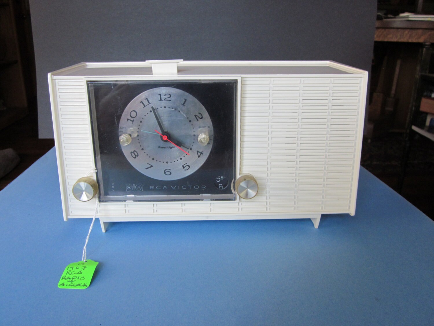 Vintage Tube Clock Radio 1967 RCA Model RGD30Y