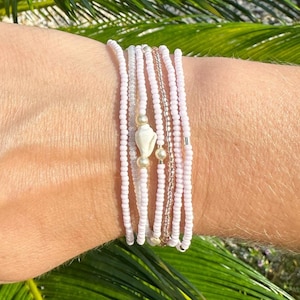 Rosa Muschel und Perlen Armband Set, Strand, Stapel, Boho, Hippie, Surfer, Küstenkern, Geschenke für Freunde, dehnbar Armband Stapel für Sie