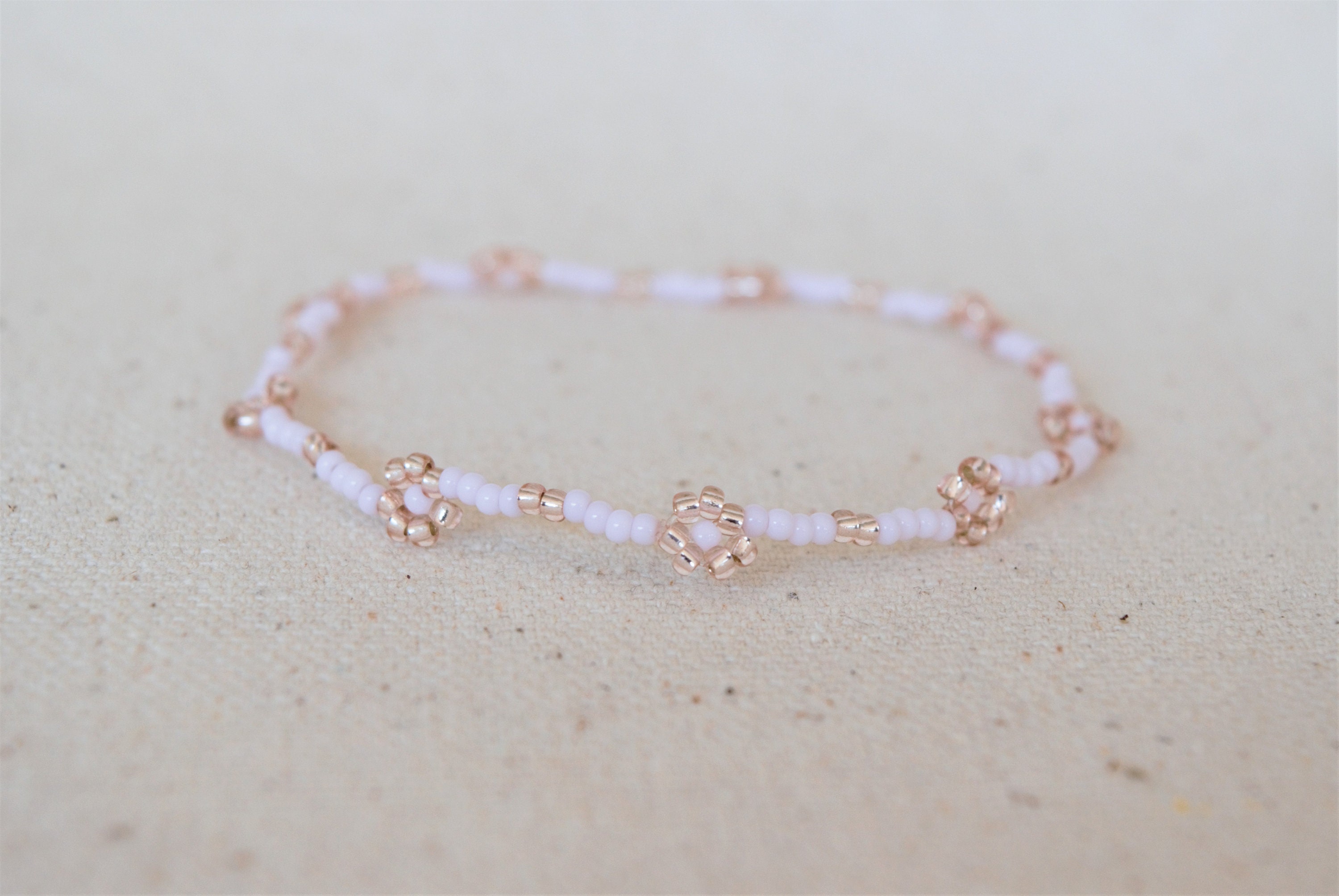 Bracciale da sposa DAISY Bracciale con fiore di margherita in pizzo di rayon bianco, perle a goccia, Country Chic, matrimonio all'aperto in giardino, Boho - Italia