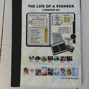Puede incluir: Un planificador con el texto "THE LIFE OF A PIONEER" y "PIONEER PLANNER". El planificador incluye listas de verificación, una tabla de lectura bíblica y el texto "IS THE LIFE THAT WE CHOOSE". El planificador tiene una lomo negro.