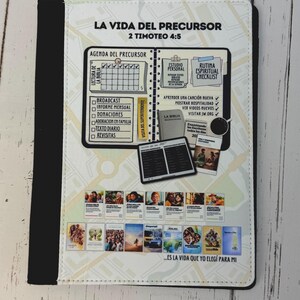 Puede incluir: Una agenda blanca y negra con el texto "LA VIDA DEL PRECURSOR 2 TIMOTEO 4:5" y "AGENDA DEL PRECURSOR". La agenda incluye listas de verificación, un diseño de mapa e imágenes pequeñas. La parte inferior de la agenda tiene el texto "...ES LA VIDA QUE YO ELEGÍ PARA MI".