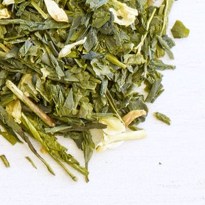 PEACH GREEN TEA - Organic Tea, Fragrant hints of jasmine mix lightly w/ delicious sweet peach, a sweet & subtle tea to indulge yourself in