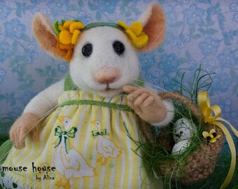 White Mouse with a Basket of  Eggs Needle Felted Animal Dollhouse Miniatures Soft Sculpture Art Dolls Easter Gift Dressed Doll