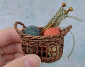 Miniatur Weidenkorb mit Stricknadeln & Garnbällen, Mini Strick-Kit, 1:6 Korb, Geschenk für Stricker, Blythe Korb