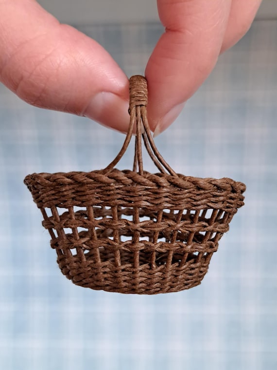 Miniature Wicker Basket with Handle for Blythe, BJD, OB22, OB24, Momoko, Pullip Dolls, 1:6 DollHouse Furniture, Dollhouse Basket