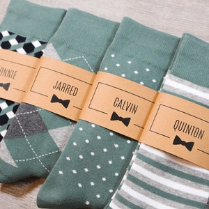 Salbeigrüne personalisierte Trauzeugen Socken | 5 Designs, Mix & Match, Herrengröße 7-12 | Groomsman Geschenkidee, Hochzeitssocken, kundenspezifische Sockenaufkleber