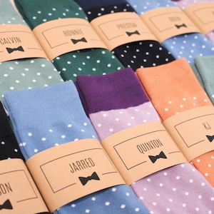 Polka Dot Passende Groomsmen Socken für Hochzeitsgeschenk | Groomsmen Geschenkidee, Herrensocken, personalisierte Sockenetiketten, benutzerdefinierte Hochzeitssocken