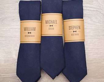 Cravates Navy Groomsmen avec étiquette personnalisée | Cravate de mariage bleu marine skinny de 2,25 pouces pour mariés et garçons d'honneur, cravates cadeaux en coton/lin pour garçons d'honneur