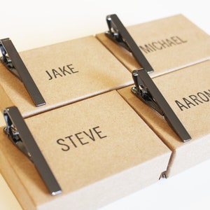 Dasspeldjes voor bruidsjonkers | Zwarte dasspeld voor heren, perfect voor bruidsjonkerscadeau of huwelijkscadeau | Gepersonaliseerde geschenkdoos