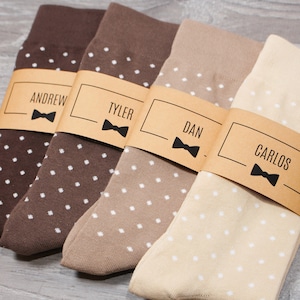 Braun personalisierte Groomsmen Socken | 4 Polka Dot Designs, Herren Größe 7-12 | Trauzeuge Geschenkidee, neutrale Hochzeitssocken, kundenspezifische Sockenaufkleber