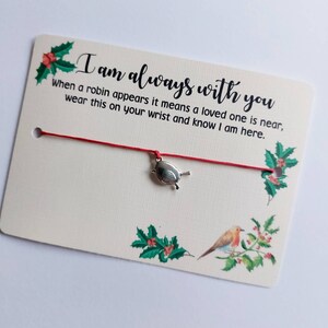 Peut inclure: Bracelet en cordon rouge avec un charme de robin argenté et une carte qui dit "Je suis toujours avec toi. Quand un rouge-gorge apparaît, cela signifie qu'un être cher est proche, porte-le à ton poignet et sache que je suis là."