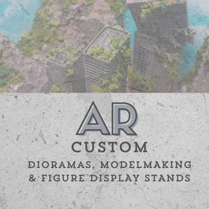 Puede incluir: Diorama de edificios postapocalípticos con vegetación exuberante. El texto "AR CUSTOM" se muestra encima de las palabras "DIORAMAS, MODELMAKING & FIGURE DISPLAY STANDS". El diorama es gris y verde.