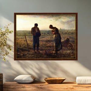 Op de afbeelding: Een schilderij dat twee figuren in een veld toont, een staat met een hark en de ander knielt met gevouwen handen in gebed. De lucht is lichtblauw met wolken. De figuren zijn gekleed in eenvoudige kleding en het veld is bruin en kaal.