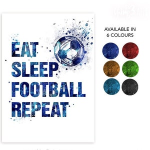 Könnte beinhalten: Aquarelldruck mit einem blauen und weißen Fußball und dem Text "Eat Sleep Football Repeat" in Blau. Der Druck ist in sechs Farben erhältlich.