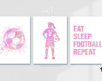 Set de impresiones personalizadas de acuarela de niña futbolista: Decoración de fútbol rosa