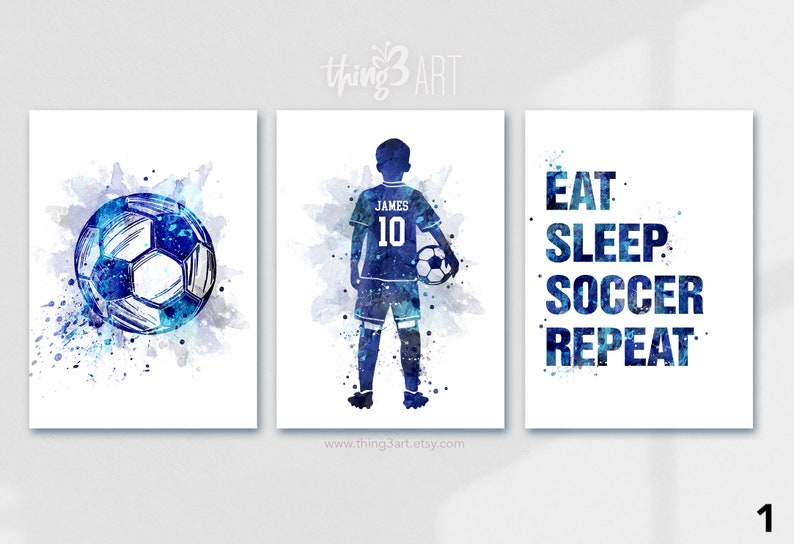 Pu&ograve; includere: Tre stampe ad acquerello con tema calcistico. La prima stampa presenta un pallone da calcio blu e bianco. La seconda stampa presenta la silhouette di un calciatore con il nome "James" e il numero "10" sulla maglia. La terza stampa presenta il testo "Mangia Dormi Calcio Ripeti".