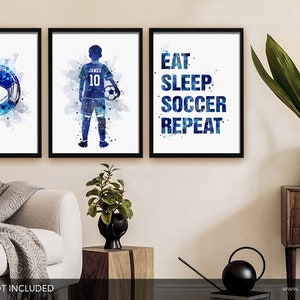 Pu&ograve; includere: Tre stampe ad acquerello con uno schema di colori blu e bianco. La prima stampa presenta un pallone da calcio, la seconda stampa presenta una silhouette di un calciatore con il nome "James" e il numero "10" sulla maglia, e la terza stampa presenta il testo "Mangia Dormi Calcio Ripeti".