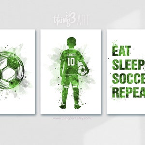 Pu&ograve; includere: Tre stampe ad acquerello con uno schema di colori verde e bianco. La prima stampa presenta un pallone da calcio, la seconda stampa presenta un calciatore con il nome "James" e il numero "10" sulla maglia, e la terza stampa presenta il testo "Mangia Dormi Calcio Ripeti".