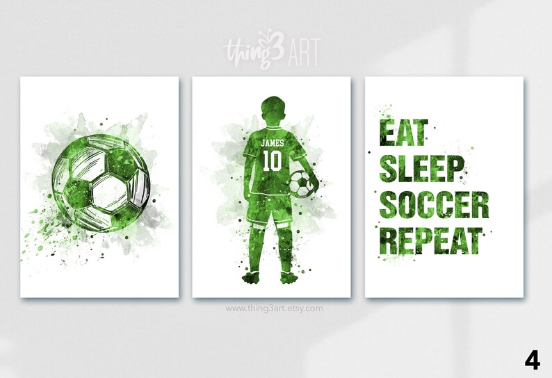 Pu&ograve; includere: Tre stampe ad acquerello con uno schema di colori verde e bianco. La prima stampa presenta un pallone da calcio, la seconda stampa presenta un calciatore con il nome "James" e il numero "10" sulla maglia, e la terza stampa presenta il testo "Mangia Dormi Calcio Ripeti".