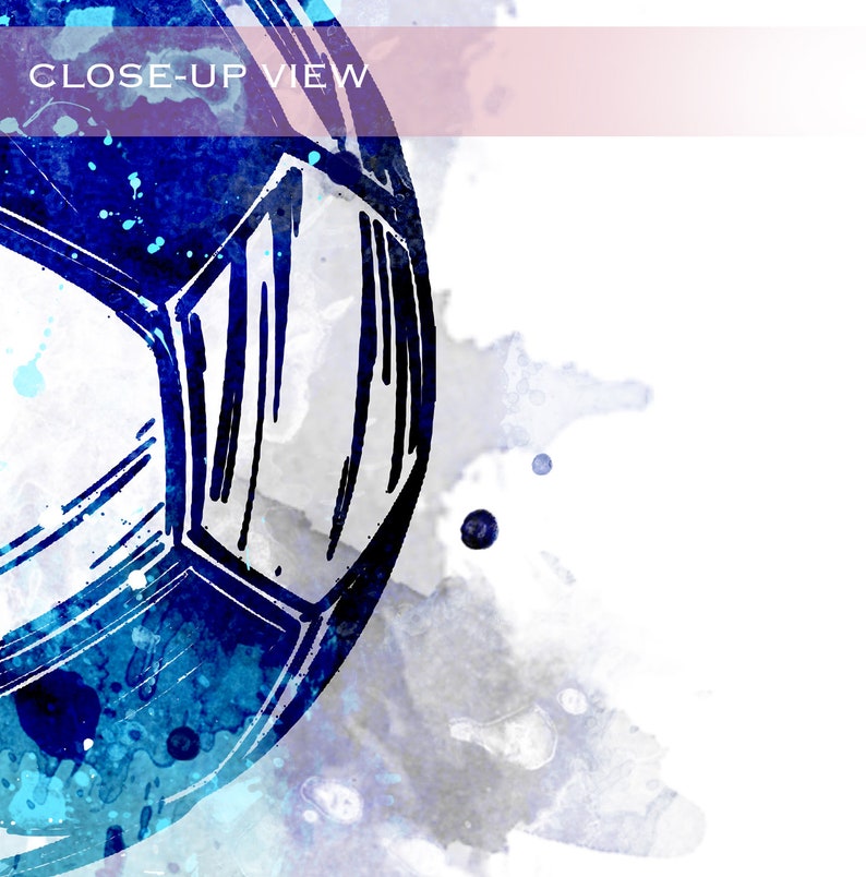 Pu&ograve; includere: Una vista ravvicinata di un pallone da calcio blu e bianco con un effetto acquerello. Il pallone &egrave; parzialmente oscurato da uno sfondo acquerello blu e grigio.