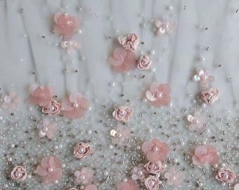 Tkanina Haute Couture | Ręcznie haftowana wstążka i kwiaty z cekinów na tiulu