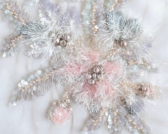 Haute Couture Applique | Kralen bloemen met fuzzy centra in een gedempt pastelpalet