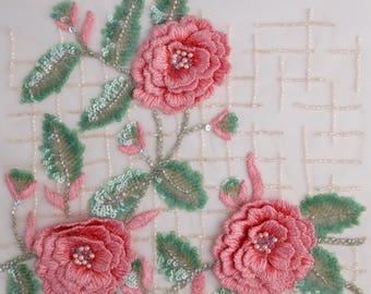 Tul bordado a mano con flores de hilo aplicadas y hojas de lentejuelas.