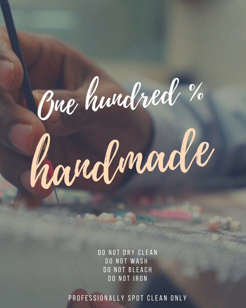 Może przedstawiać: Zbliżenie na rękę pracującą nad koralikowym elementem. Tekst "One hundred % handmade" jest widoczny nad ręką. Tekst "DO NOT DRY CLEAN, DO NOT WASH, DO NOT BLEACH, DO NOT IRON, PROFESSIONALLY SPOT CLEAN ONLY" jest widoczny pod ręką.