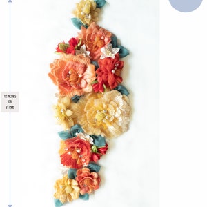 Puede incluir: Un grupo de flores de tela coloridas en tonos naranja, amarillo, rojo y verde. Las flores est&aacute;n dispuestas verticalmente y miden 31 cm de alto y 12 cm de ancho.