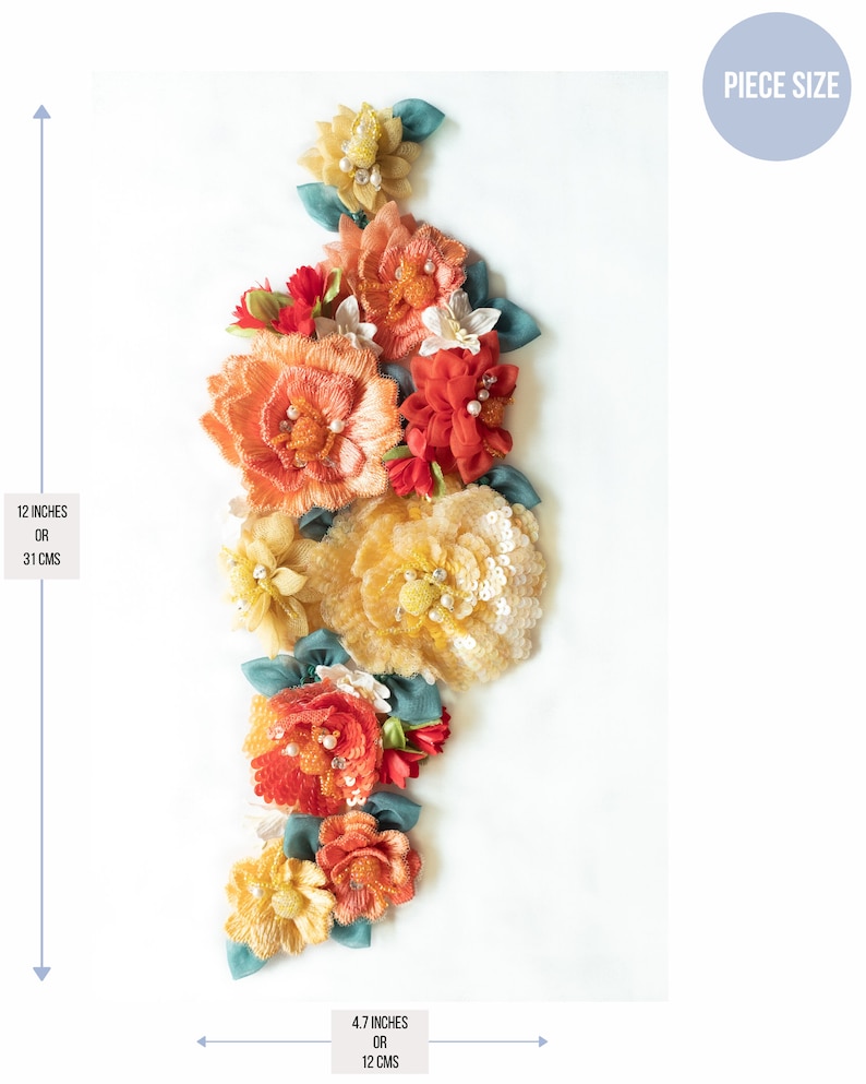 Puede incluir: Un grupo de flores de tela coloridas en tonos naranja, amarillo, rojo y verde. Las flores est&aacute;n dispuestas verticalmente y miden 31 cm de alto y 12 cm de ancho.