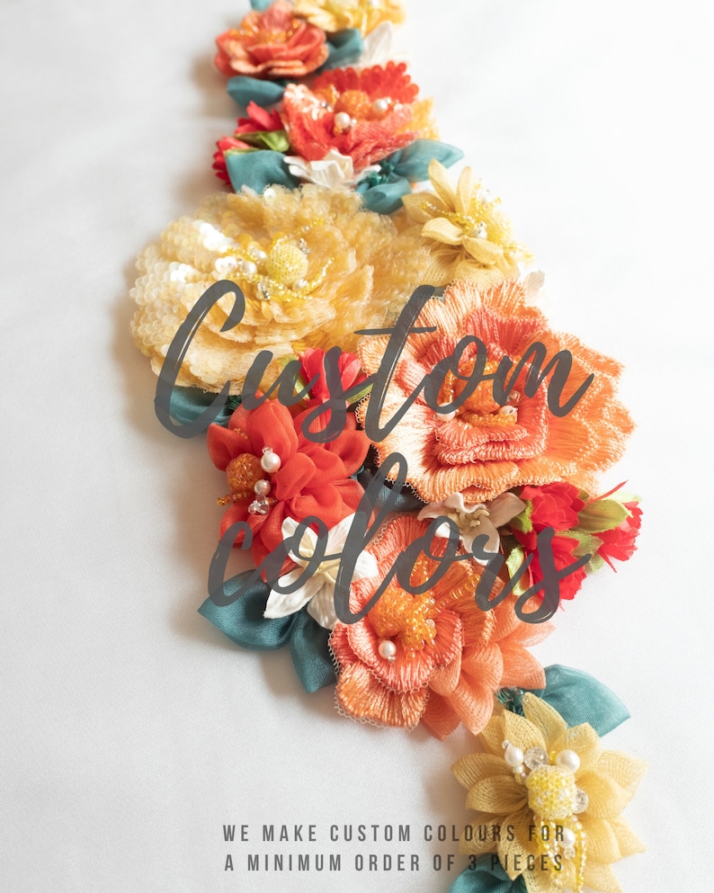 Puede incluir: Primer plano de una colecci&oacute;n de flores de tela hechas a mano en tonos naranja, amarillo y verde azulado. Las flores est&aacute;n dispuestas en cascada y tienen un aspecto delicado y texturizado. El texto "Custom Colors" est&aacute; superpuesto en la imagen. El texto "We make custom colours for a minimum order of 3 pieces" est&aacute; en la parte inferior de la imagen.