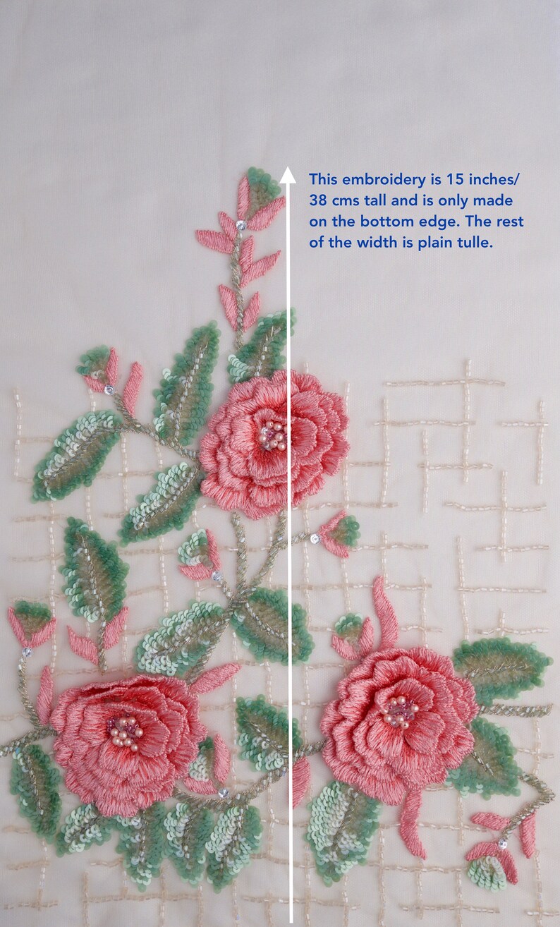 Pu&ograve; includere: Un delicato ricamo floreale rosa e verde su un tessuto bianco trasparente. Il ricamo &egrave; alto 38 cm e si trova solo sul bordo inferiore. Il resto del tessuto &egrave; tulle liscio.