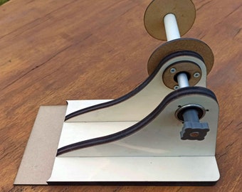 Dispenser for &quot;tara&quot; table charkha