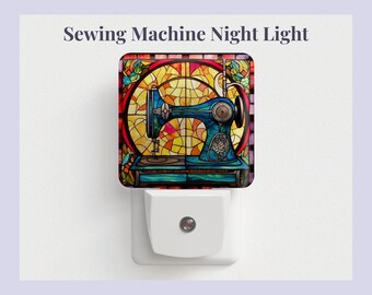 Pode incluir: Uma luz noturna de vidro colorido com uma máquina de costura vintage com um design colorido. A luz noturna é branca e tem um plugue padrão.