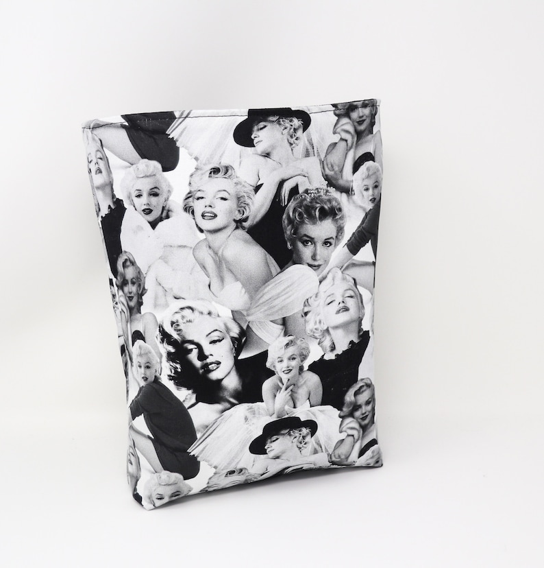 Puede incluir: Bolsa de tela negra y blanca con un collage de im&aacute;genes de Marilyn Monroe.