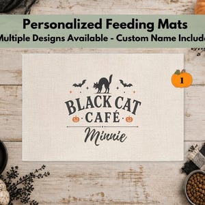Peut inclure: Un tapis de nourriture beige personnalisé avec le texte "Black Cat Café Minnie" et des graphismes sur le thème d'Halloween. Le tapis présente un chat noir, des chauves-souris et des citrouilles. La bannière supérieure indique "Tapis de nourriture personnalisés".